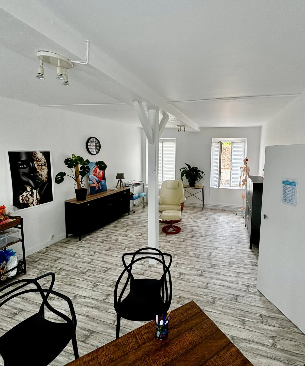 Intérieur du cabinet infirmier Sandrine Letellier &mdash; salle de soins lumineuse