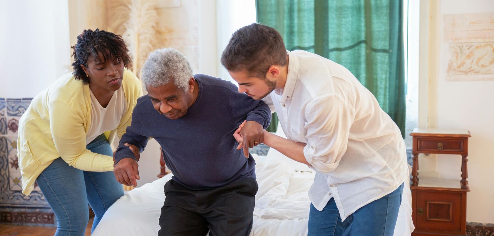 Infirmiers prenant soin d'un patient à domicile